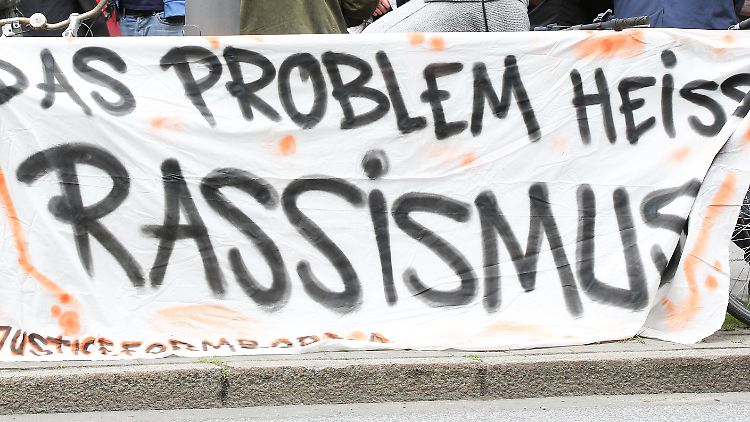 Ein Plakat eines Anti-Rassismus-Protestes im Mai 2019 in Hamburg.