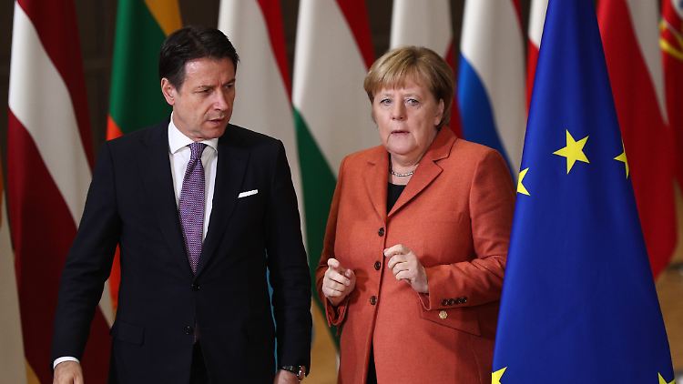 Merkel hatte der "SZ" gesagt, dass die EU Instrumente wie den ESM nicht aufgesetzt habe, "damit sie ungenützt bleiben". Die Entscheidung liege aber bei Italien.