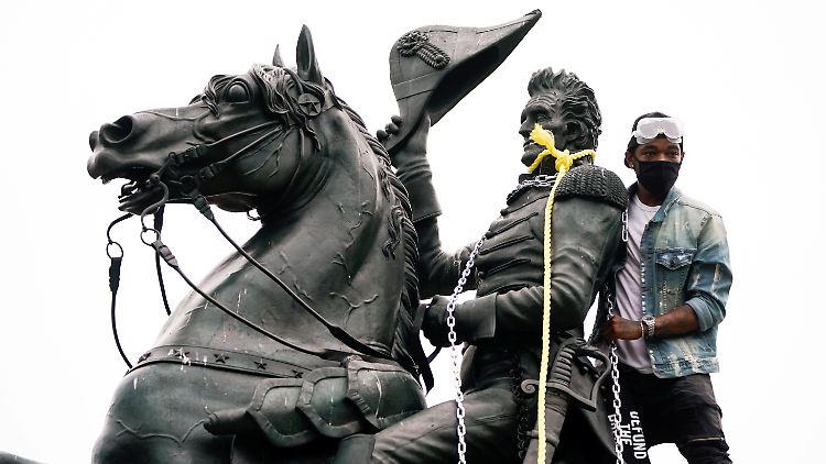 Der Versuch der Demonstranten die Statue des ehemaligen US-Präsidenten Andrew Jackson zu stürzen, misslang.