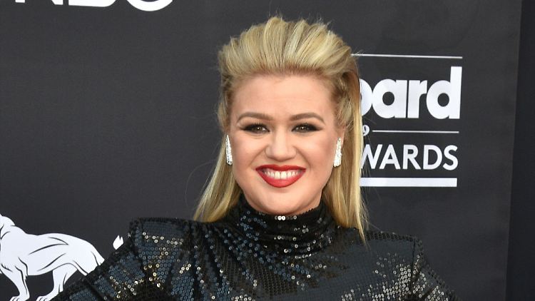 Die Sängerin gewann den Preis als herausragende Moderatorin für die erste Staffel ihrer "The Kelly Clarkson Show".