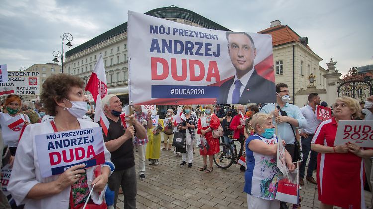 Anhänger Dudas feiern den Präsidenten bei einer Wahlkampfveranstaltung. 