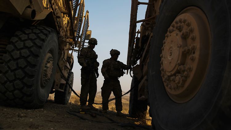 Zwei US-Soldaten bewachen ein Fahrzeug in Afghanistan.