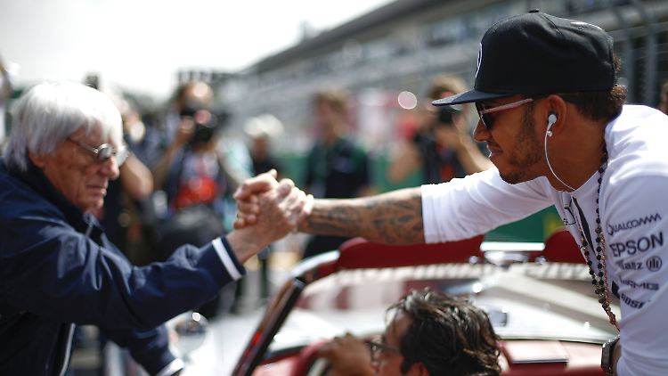 Dass sich Hamilton und Ecclestone demnächst mal wieder die Hände schütteln, ist nicht nur wegen der Corona-Vorgaben ausgeschlossen.
