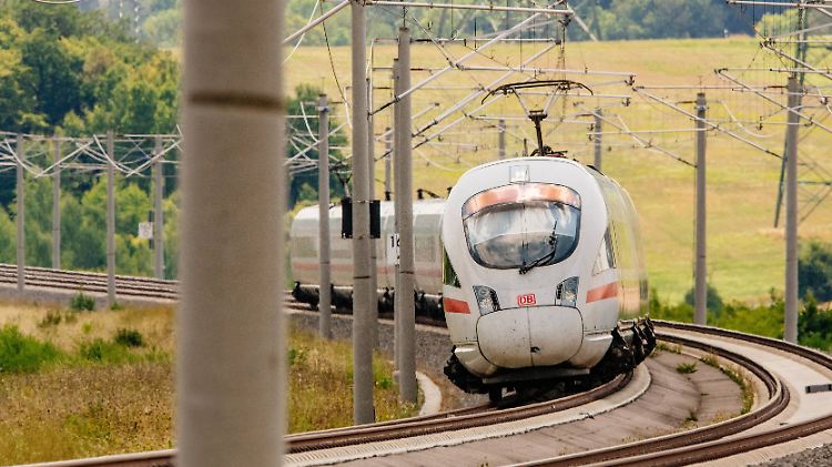 Mit der Fahrplanumstellung im Dezember soll der Takt auf der Strecke Berlin-Hamburg auf 30 Minuten verdichtet werden.