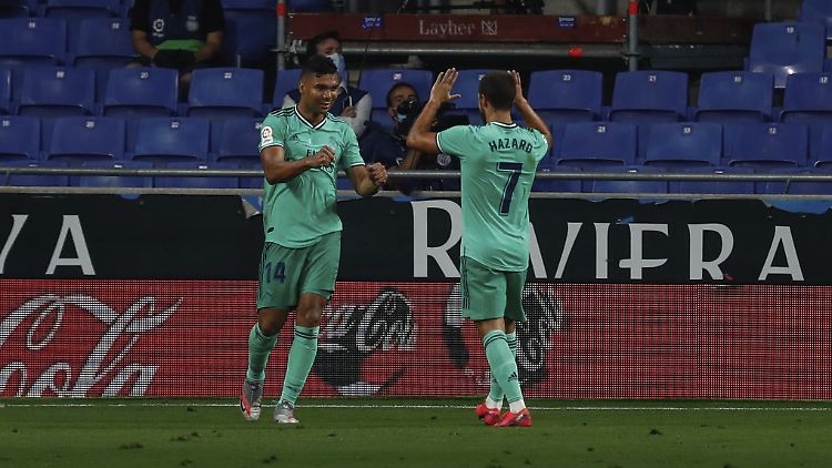 Casemiro (l.) und Hazard klatschen sich ab: Reals erstes Teilziel ist erreicht, die Tabellenführung in der Primera Division ist zurückerobert.