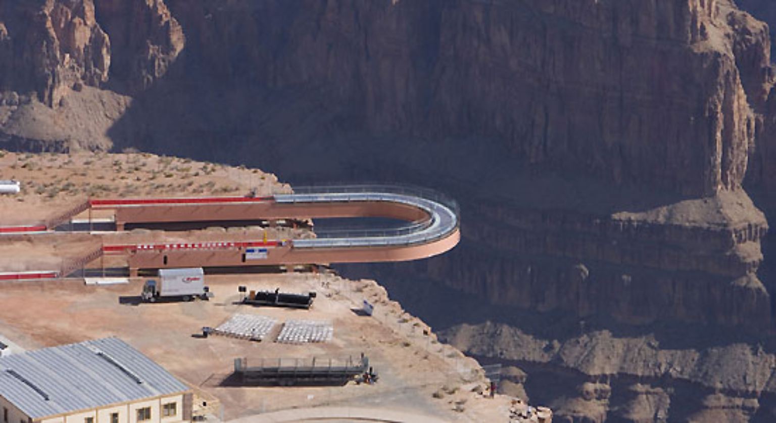 Am Grand Canyon ist im März 2007 der so genannte "Skywalk" eröffnet worden.