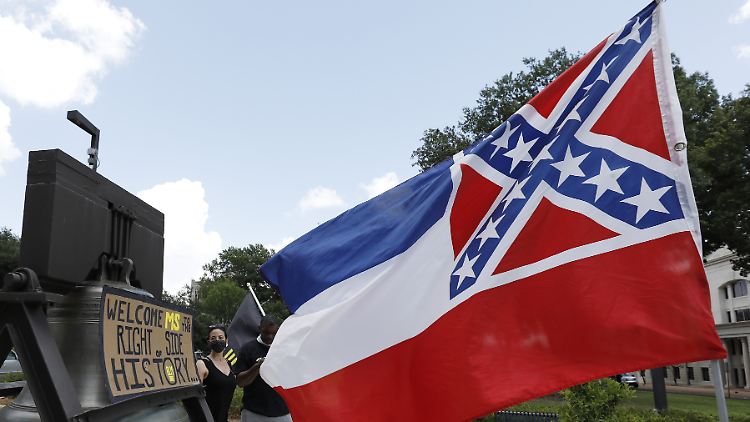 Die Flagge von Mississippi erinnert an die Konföderierten.