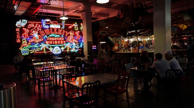 Bars in Los Angeles müssen ab sofort wieder leer bleiben.