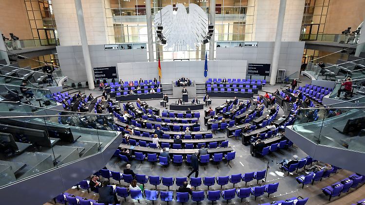 Der Lösungsvorschlag der CSU wurde von der Opposition als nicht ernst zu nehmen und verfassungswidrig zurückgewiesen.