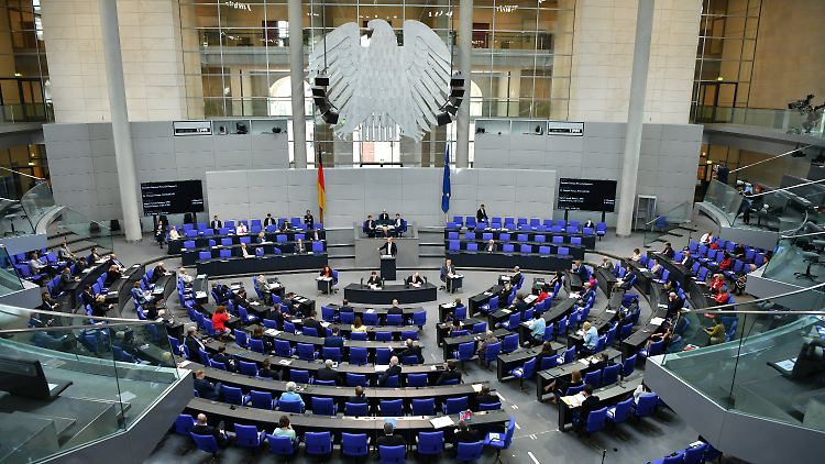 Zu viele Abgeordnete: Auch ohne Abstandsregelungen wegen der Corona-Pandemie hat der Bundestag ein Platzproblem.