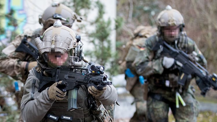 In den vergangenen Jahren war das KSK immer wieder wegen rechtsextremistischer Vorfälle in die Schlagzeilen geraten.