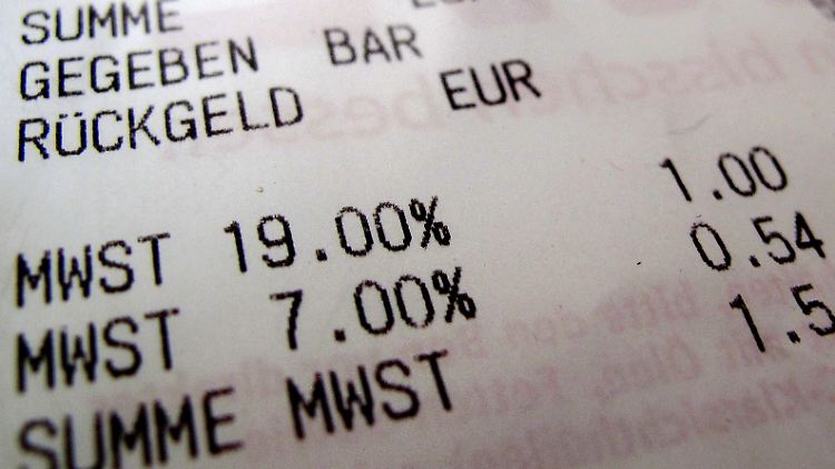 Bis Jahresende fallen statt 19 nur noch 16 Prozent Mehrwertsteuer beim Einkauf an. Der ermäßigte Satz, der für viele Lebensmittel und Waren des täglichen Bedarfs gilt, wird von 7 auf 5 Prozent reduziert.