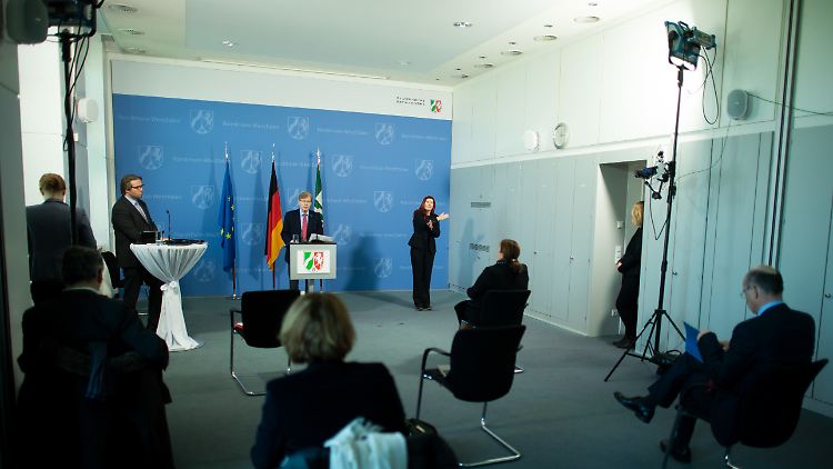 NRW-Justizminister Peter Biesenbach klärt über den neuen Stand der Ermittlungen auf.