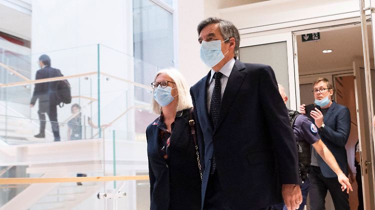 Der frühere Hoffnungsträger der Konservativen: Ex-Premier Fillon mit seiner Frau Penelope nach der Urteilsverkündung.