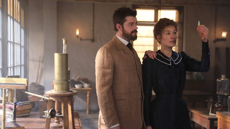 Marie Curie (Rosamunde Pike) hat die volle Unterstützung ihres Ehemannes Pierre (Sam Riley). 