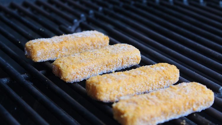 Fischstäbchen grillen: klappt wunderbar, zumindest in der direkten Hitze.