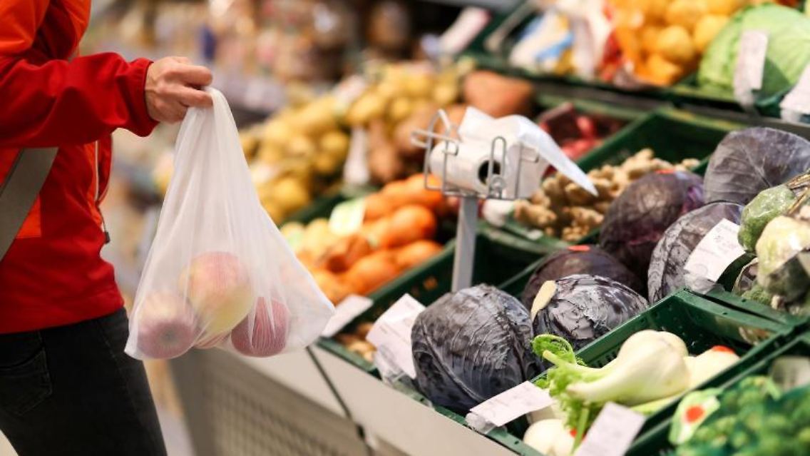 Eine Kundin kauft Obst und Gemüse in einem Supermarkt ein. Foto: Jan Woitas/dpa-Zentralbild/ZB/Archivbild/Illustration