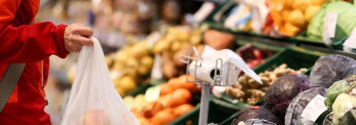 Eine Kundin kauft Obst und Gemüse in einem Supermarkt ein. Foto: Jan Woitas/dpa-Zentralbild/ZB/Archivbild/Illustration