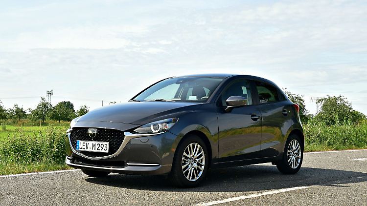 Mit knapp vier Metern steht der Mazda2 schon recht kompakt da.