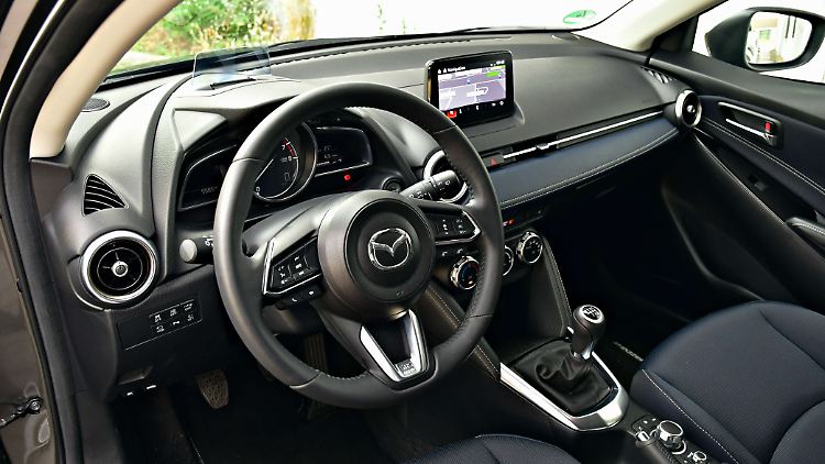 Auch im Innenraum geht Mazda einen eigenen Weg. Hier setzt man weiter auf Analoges statt Digitales. Junge Menschen, die hier einsteigen, rümpfen da schon mal die Nase.