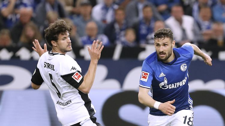 Tobias Strobl (l) und Daniel Caligiuri (r) tragen künftig das gleiche Trikot.