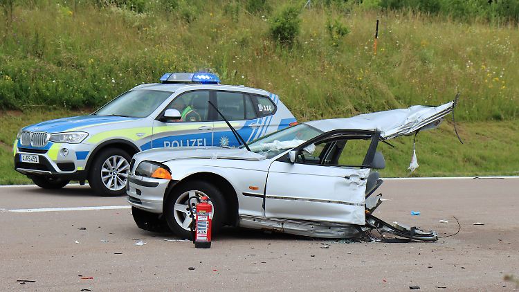 Der BMW geriet aus bisher ungeklärter Ursache ins Schleudern, zwei weitere Autos wurden in den Unfall verwickelt.