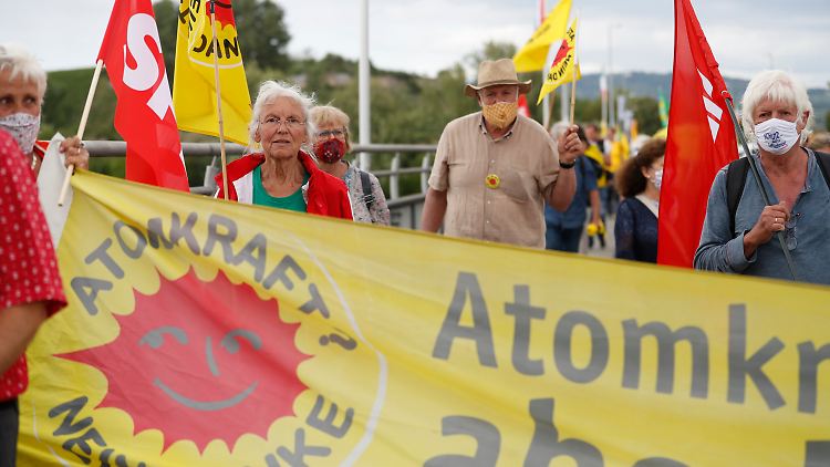 Diese Atomkraftgegner feiern das Ende des Meilers direkt hinter der deutsch-französischen Grenze.