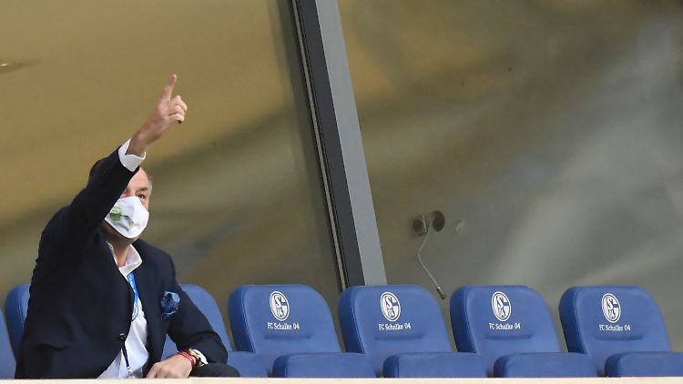 Steht dem FC Schalke 04 vor, schwer in der Kritik und tief in der Kreide: Clemes Tönnies.