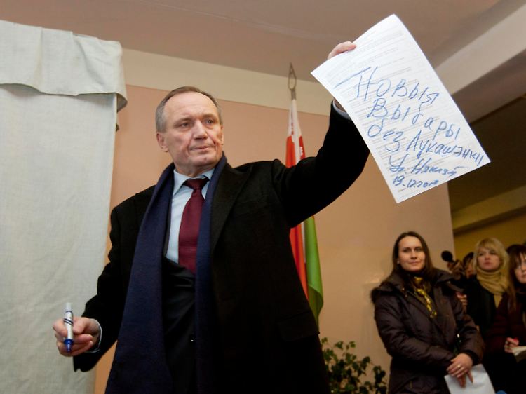"Neuwahl ohne Lukaschenko", schreibt der oppositionelle Kandidat Wladimir Nekljajew auf seinen Wahlzettel - und wird verprügelt.