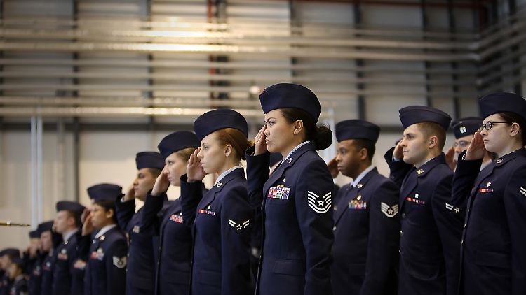 Sind diese Zeiten bald vorbei? US-Soldaten salutieren während Feierlichkeiten vor einigen Jahren auf dem Flugplatz der US-Luftwaffe in Ramstein.