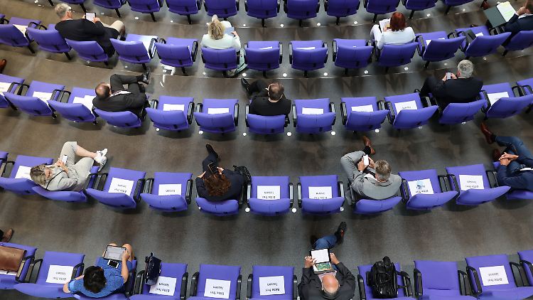 Nicht nur wegen der Corona-Abstandsregeln wird im Bundestag der Platz knapp.