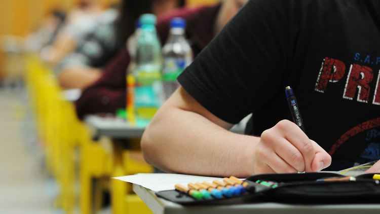 Die Aufgaben aus dem zentralen Abitur-Pool der Bundesländer seien offenbar wegen des Aufbaus und der Verständlichkeit der Texte sehr schwierig gewesen. 