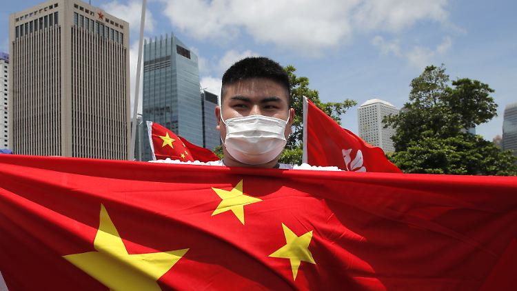 Anhänger der Pekinger Linie begrüßen das Sicherheitsgesetz - Gegner fürchten eine gezielte Aushöhlung der Demokratie in Hongkong.