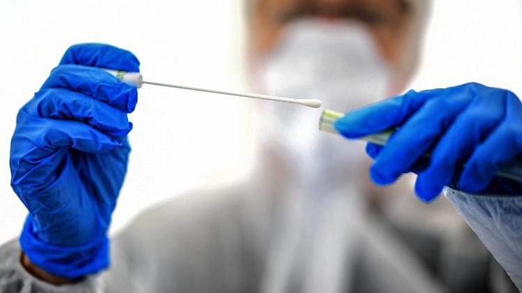 Corona-Strategie made in Germany: Frühe Tests auf breiter Front, um dem Virus über Ketten infizierter Menschen hinweg möglichst auf der Spur zu bleiben.