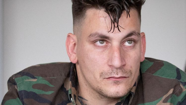 Während Gzuz zu Beginn des Prozesses noch scherzte, zeigte er sich jetzt vor Gericht reumütig.