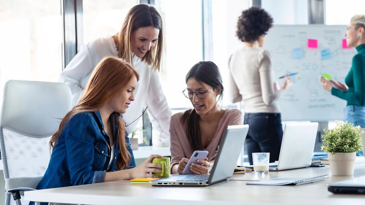 Etwa sieben von zehn Gründerinnen sehen bis heute negative Auswirkungen der Pandemie auf ihr Startup.