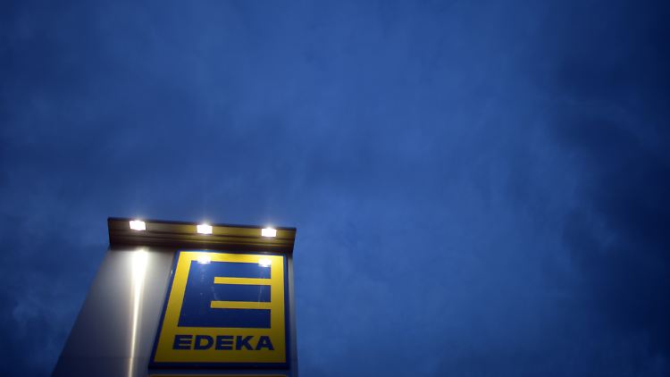 Das große Edeka-E in schlechtem Licht.