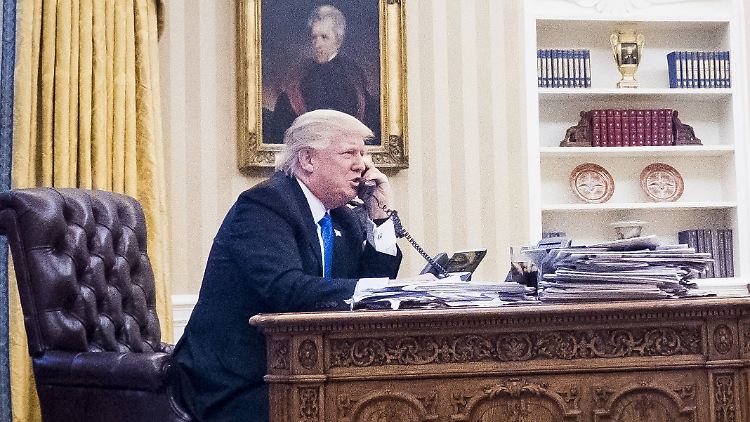 Trump nannte Merkel am Telefon angeblich "dumm".