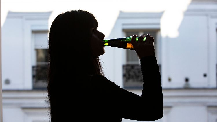 Frauen trinken eher heimlich. Das "Sober Movement" soll schon vor einer körperlichen Abhängigkeit einschreiten.