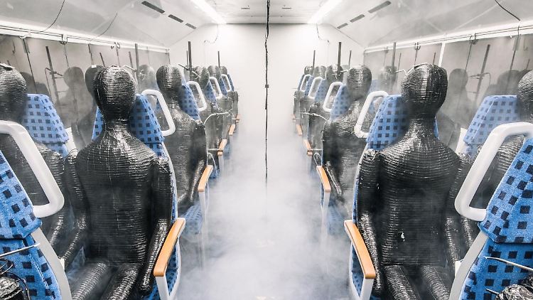 Rauch soll in nachgebildeten Bahnabteilen sichtbar machen, wie sich dort Aerosole verbreiten, die in der Realität Viren enthalten.