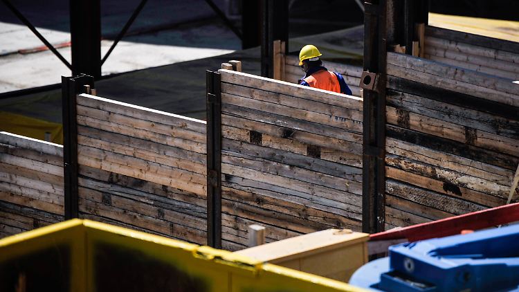 Zusätzlich zur Aufstockung für die Arbeitnehmer übernimmt der Staat zeitweise auch die Sozialversicherungsbeiträge der Arbeitgeber. 