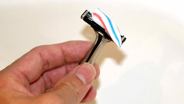 Haare auf den Zähnen müssen nicht rasiert werden - aber selbst wenn es so wäre, sollte man statt Zahncreme doch lieber Rasierschaum nehmen.