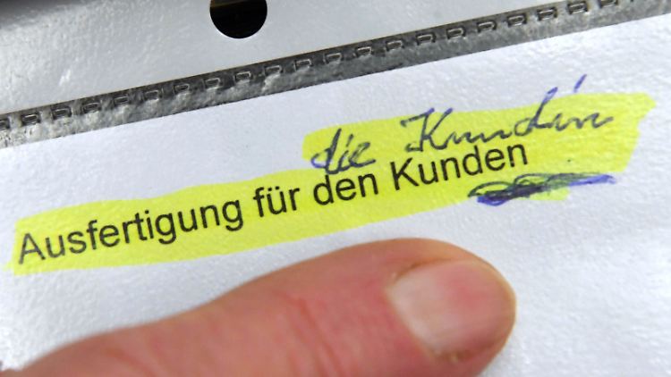 Die Klägerin stört sich daran, dass die Sparkasse ihre Kunden ausschließlich in der männlichen Form anredet.