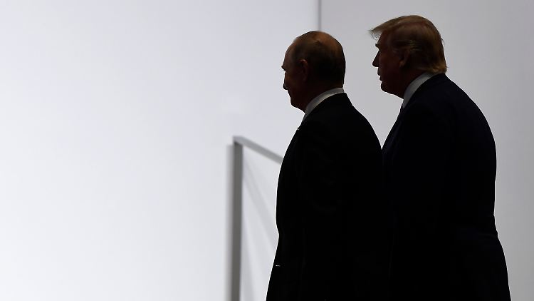 Zwei starke Männer - so sieht es Trump gerne. Andere sehen mehr einen Ex-KGB-ler, der erfolgreich sein Gegenüber umschmeichelt. Was man hier aber auf jeden Fall sieht: Trump und Putin beim G-20-Gipfel 2019.