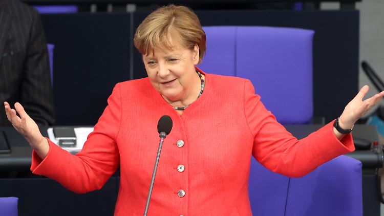 Gut eine Stunde lang stellt sich Merkel den Fragen aus dem Plenum.