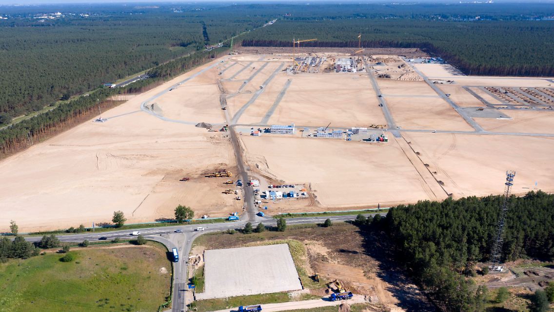 Der Bau der Fabrik in Grünheide schreitet voran. Tesla will bereits im nächsten Jahr mit der Produktion in dem Werk, dem ersten in Europa, beginnen.