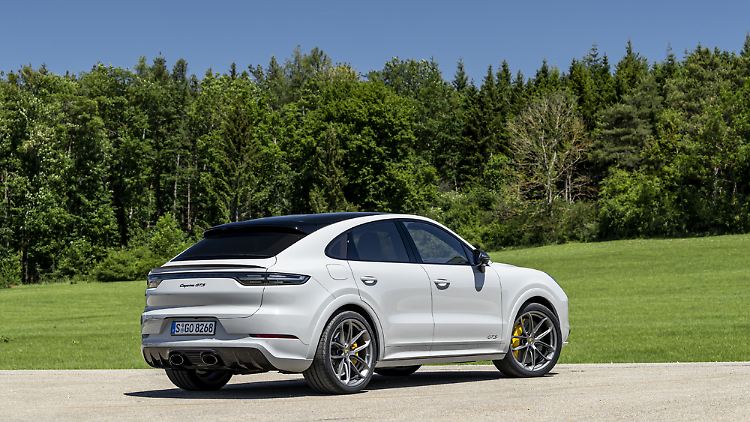 Für das Cayenne Coupé hat Porsche eine extra Abgasanlage mit mittigen Endrohren im Angebot.