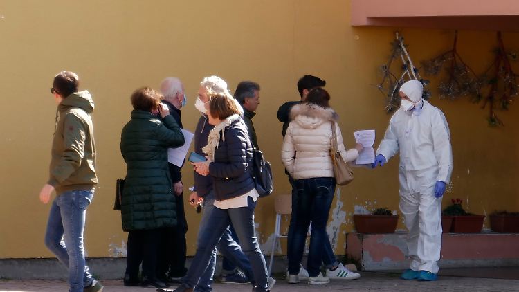 Die Einwohner in Vò werden im Februar 2020 informiert und getestet, der Ort abgeriegelt.