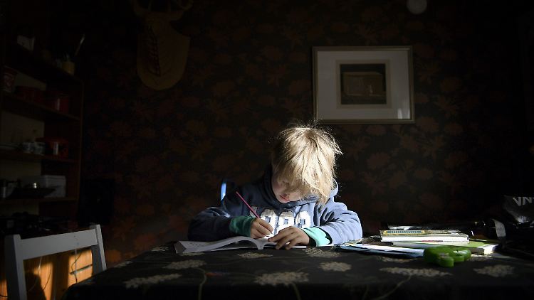 Etwa der Hälfte der Kinder fehlt die Motivation zu Hause zu lernen.
