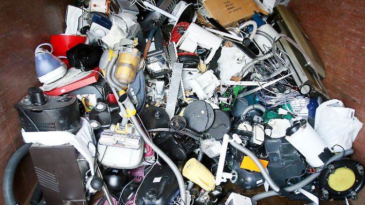 Zu Elektroschrott gehört alles, was einen Stecker hat oder mit einem Akku beziehungsweise Batterie betrieben wird.